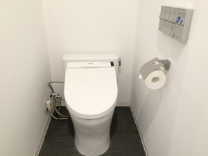 トイレはTOTOの最新型フラッシュタンク式。コンパクトで、狭いトイレが広々見えます。